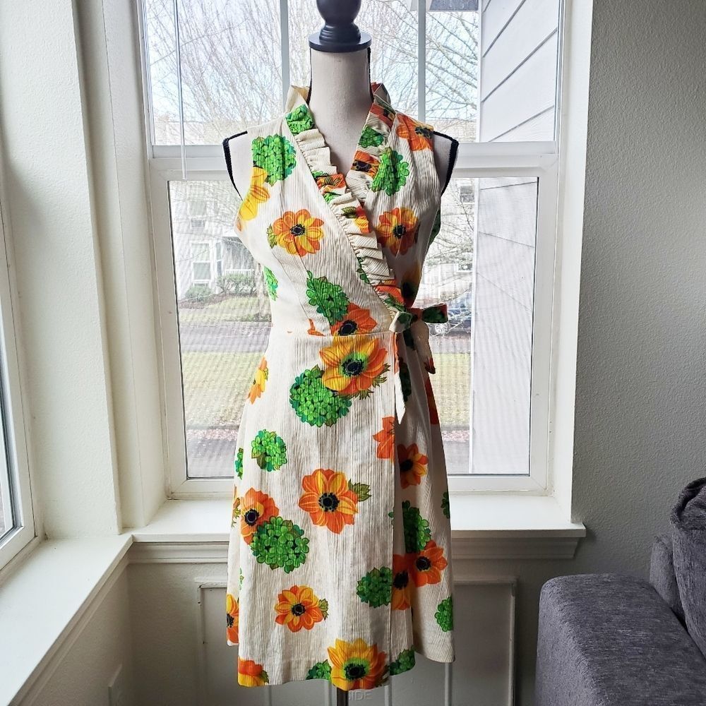 1970's Sunflower Ruffled Neck Wrap Dress | S/M